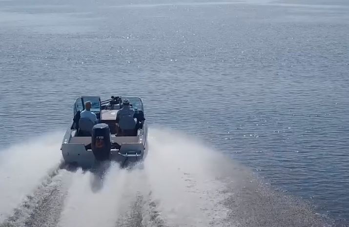 Transporte acuático: plataforma amortiguadora para asientos de lanchas a motor.